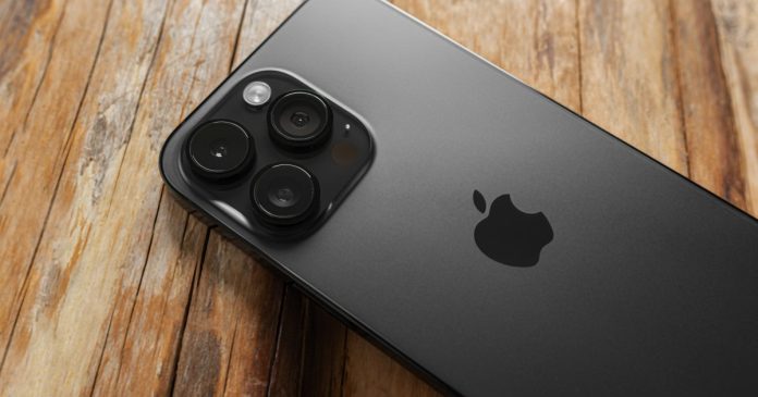 Ціни на iPhone можуть стати вищими: Трамп попереджає Apple про 25% мито