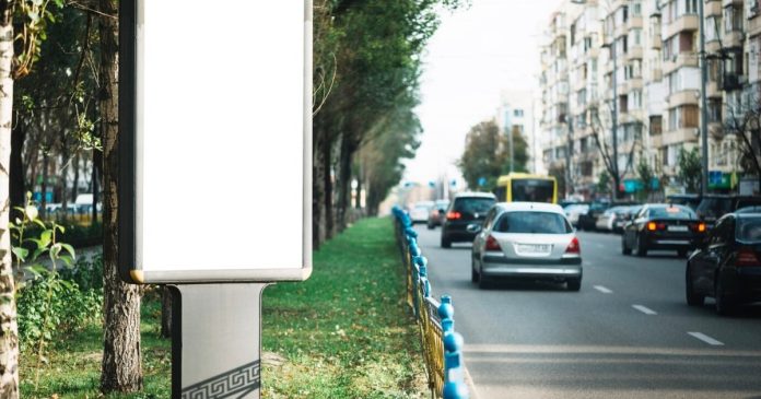 На лівому березі Києва стартував демонтаж незаконних рекламних конструкцій: деталі ситуації