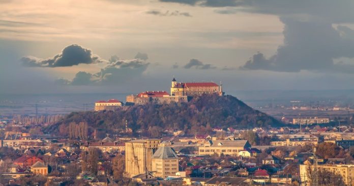 У Мукачеві з населенням 80 тисяч осіб з'являться три нові ТЦ
