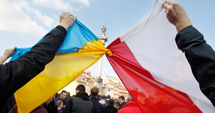 Вклад українських біженців у польську економіку вісім разів перевищує всю допомогу від держави
