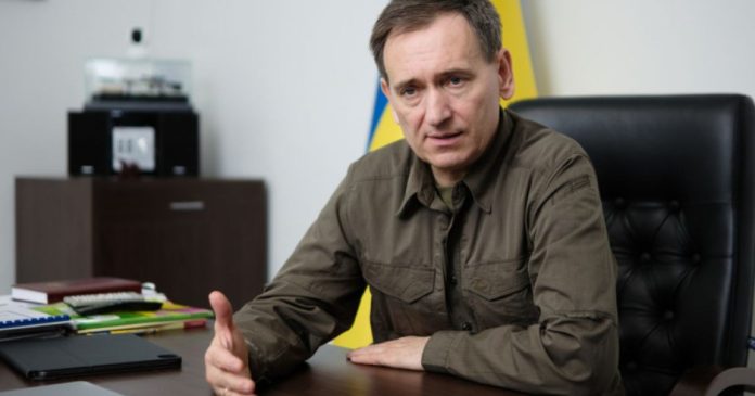 В Україні розглядають можливість виїзду за кордон для чоловіків віком до 23-24 років: актуальна інформація