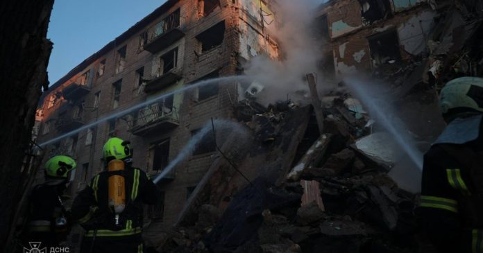 У Києві внаслідок російського нападу загинули четверо людей, пошкоджено вихід зі станції метро, КПІ та КНЕУ