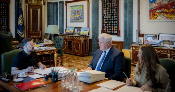 Зеленський затвердив нових 16 послів України