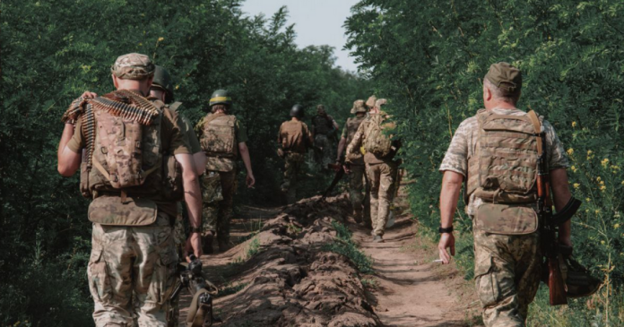 Люди старше 60 років отримають можливість укладати контракт на службу в ЗСУ: Закон ухвалено Радою