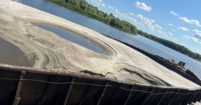 Вісім тисяч тонн піску з Десни: працівникам підприємства висунуть обвинувачення в незаконному видобутку