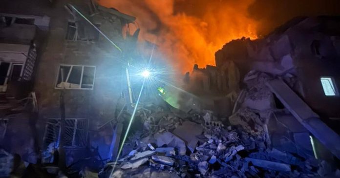 Київ під ударом російських ракет і дронів: знищені будівлі та ТЦ, зафіксовані жертви і постраждалі