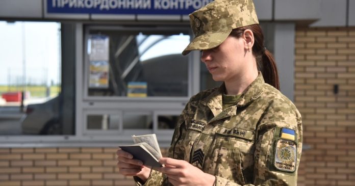 Вийшла постанова щодо виїзду чоловіків віком від 18 до 22 років: роз'яснення від МВС