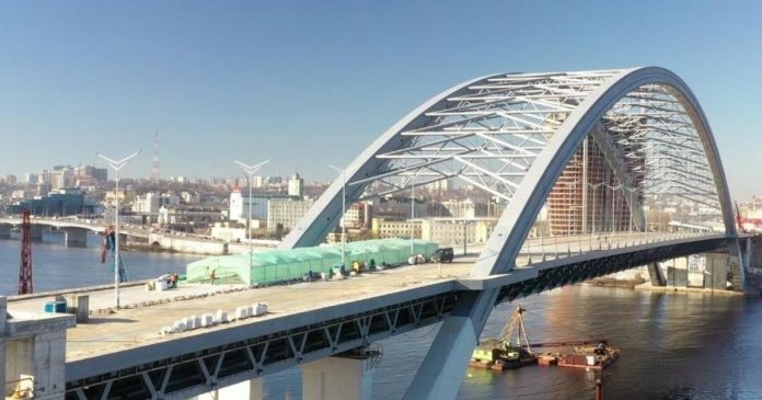 На київському будівництві Подільського мосту виявлено розтрати понад 160 млн грн: двоє керівників під підозрою
