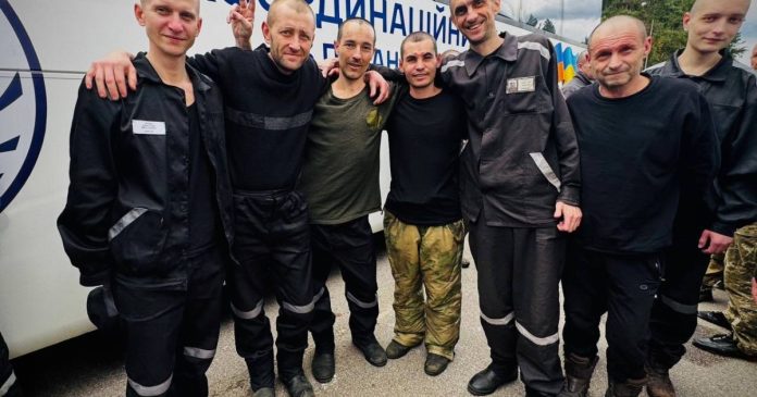 У День Незалежності здійснено обмін полоненими: додому повернули військових і цивільних (ФОТО)