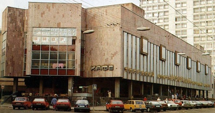 У Печерському районі Києва демонтують торговий центр