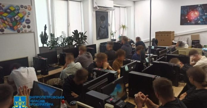 У Дніпропетровській області правоохоронці демонтували більше 30 шахрайських кол-центрів у п’яти містах