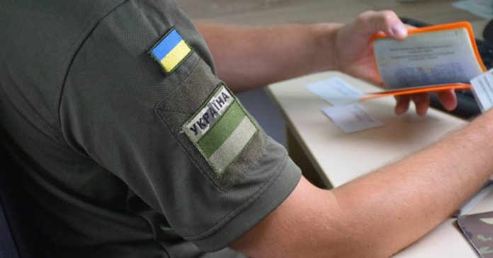Чоловіки віком 18-22 років вже почали виїжджати за межі країни: постанова вступила в силу