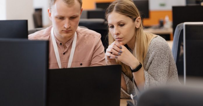 Кількість вакансій вдвічі перевищує чисельність шукачів роботи, проте існує регіональний дисбаланс: яких спеціалістів прагнуть знайти роботодавці
