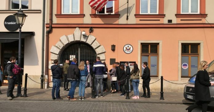 США посилили вимоги до видачі туристичних віз: українцям потрібно подавати документи в Кракові та Варшаві