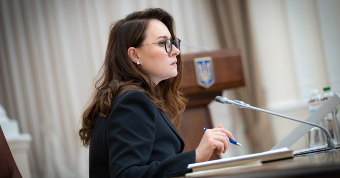 Жінки-депутати місцевих рад отримали можливість виїзду за кордон: кого це стосується