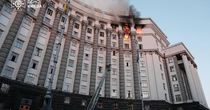 Київ під ударом російської армії: руйнування в урядовій будівлі, жертви та постраждалі (ФОТО)