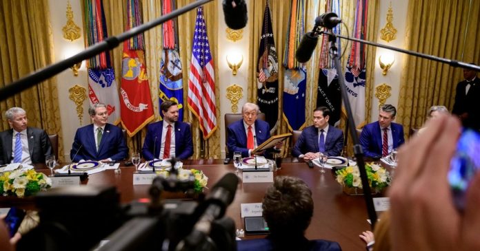 Трамп звернув увагу на величезні черги за пальним у Росії та оцінив стан російської економіки як критичний