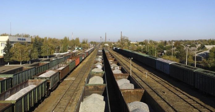 У парламенті закликали УЗ встановити економічно обґрунтовані тарифи на всі вантажі: руду, будматеріали та вугілля досі транспортують 