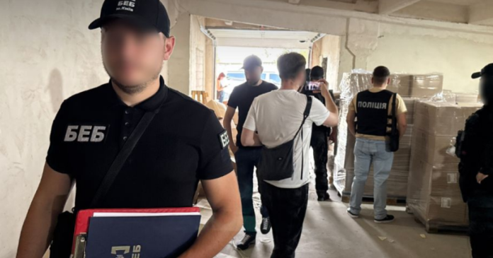 В Києві БЕБ виявило нелегальний виробництво алкоголю: confiscовано фальсифікату на 1,6 млн грн
