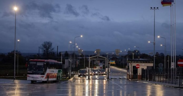 Значне збільшення пасажиро-транспортного потоку на кордоні: де спостерігається найбільша напруженість і як обійти черги