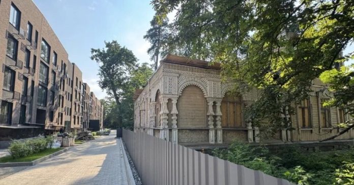 У Пущі-Водиці продається історична пам'ятка за $475 000: дерев'яний фасадний комплекс біля озера