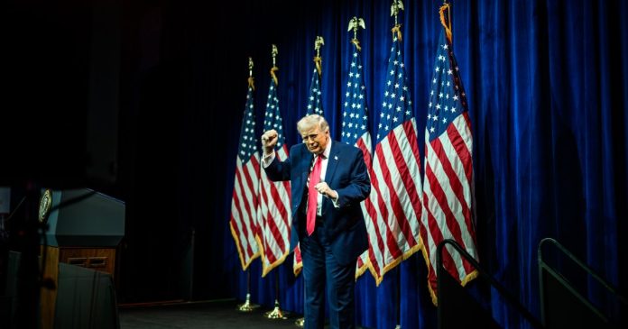 Трамп пригрозив підвищити тарифи на французькі вина до 200%, якщо Макрон ігнорує Раду миру