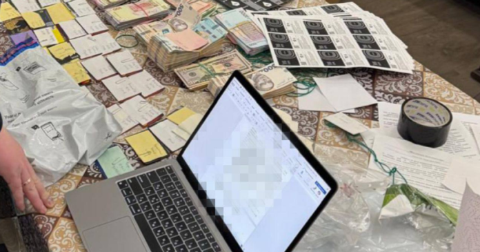 Правоохоронці виявили незаконний обіг паливних талонів на 218 млн гривень