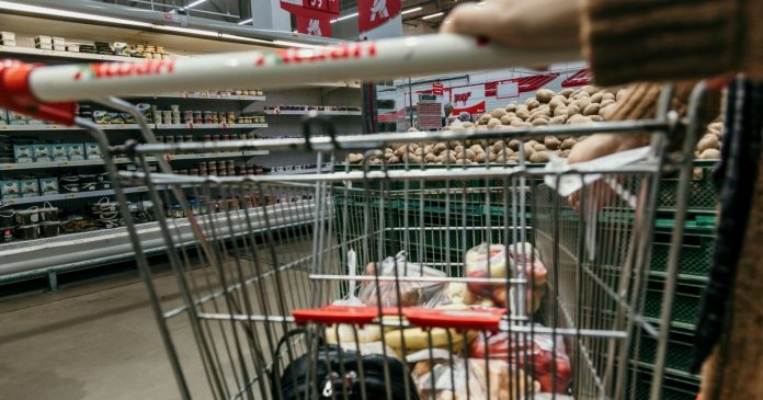 У лютому в Україні інфляція підвищилася до 1%: що змінилося у цінах на продукти, паливо та послуги зв'язку