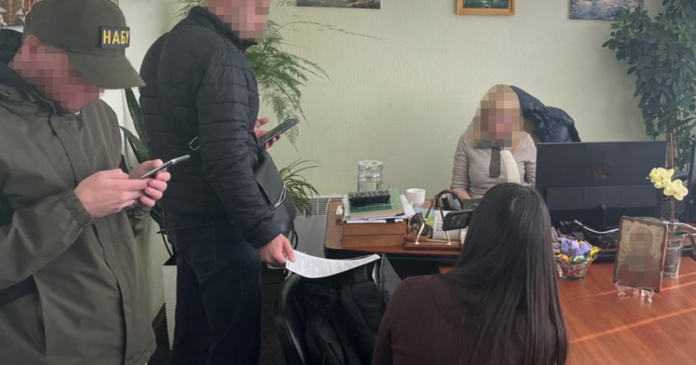 Посадовицю податкової на Сумщині затримали за хабар у два мільйони гривень