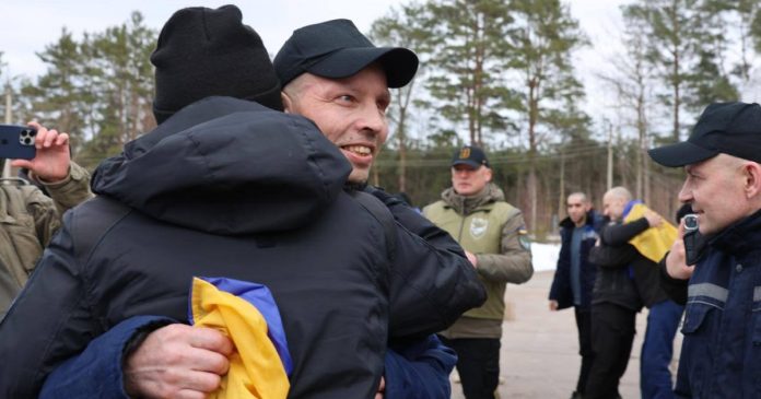 Обмін полоненими: 300 українців повернулися з російського ув'язнення (ФОТО)