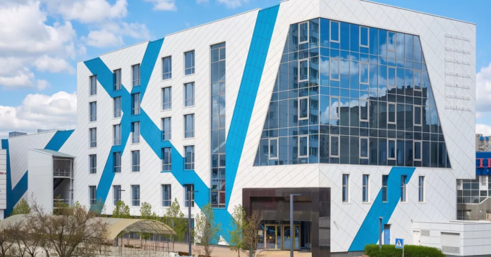 У районі Позняки розпочав діяльність новий бізнес-центр: Dragon Capital успішно завершила реконструкцію ТРЦ Piramida