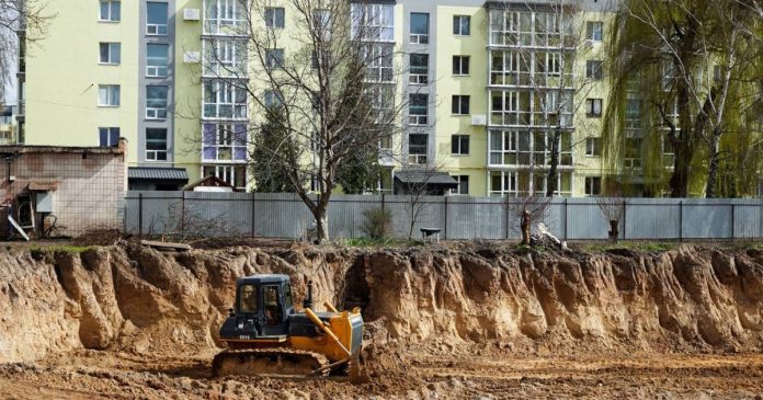 У Гостомелі розпочали будівництво нових житлових будинків на території знищеного військового містечка