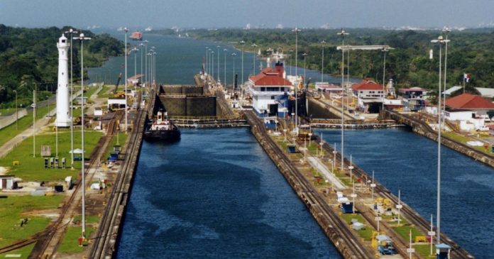 Конфлікт в Ірані спричинив різке зростання тарифів на транзит Панамським каналом до небувалих висот: вплив на глобальні ринки