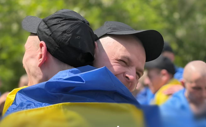 Військові після полону, фото: Департамент інформації та комунікацій з громадськістю секретаріату Кабінету міністрів України