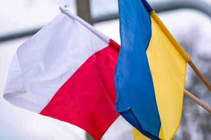 Прапори Польщі та України